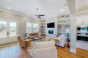 TV - Custom-Built Beach Retreat w/ Views in Gulfport (Gulfport)