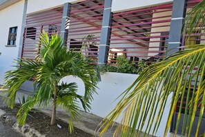 A building with a modern architectural design, featuring a series of horizontal beams and a flat roof. - Tierra Viva Managua - Villa of rest and nature (Managua)