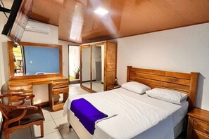 A bedroom with a wooden bed, a desk, and a chair. - Tierra Viva Managua - Villa of rest and nature (Managua)