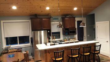 Microondas, horno, parrilla de estufa y lavavajillas