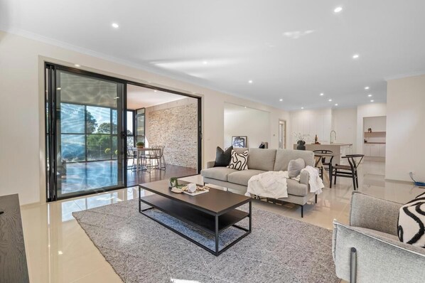 Televisión y chimenea 