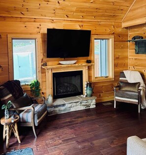 Smart TV, fireplace - Mountain Cabin & Creek-Front Nature Retreat – NC (Flat Rock)