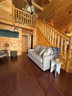 Smart TV, fireplace - Mountain Cabin & Creek-Front Nature Retreat – NC (Flat Rock)