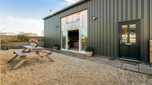 Roe Barn - sleeps 4 guests  in 2 bedrooms