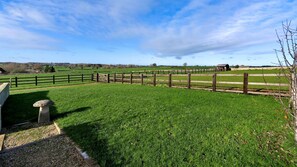 Property grounds - Roe Barn - sleeps 4 guests  in 2 bedrooms (Near Tetbury)