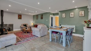 Dining - Roe Barn - sleeps 4 guests  in 2 bedrooms (Near Tetbury)