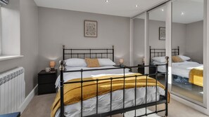 Iron/ironing board, travel crib, free WiFi, bed sheets - Roe Barn - sleeps 4 guests  in 2 bedrooms (Near Tetbury)