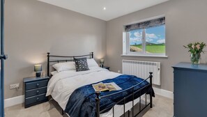 2 bedrooms, iron/ironing board, travel cot, free WiFi - Roe Barn - sleeps 4 guests  in 2 bedrooms (Near Tetbury)