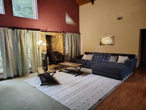 Een televisie en een open haard