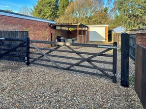 المنطقة المحيطة بالمنشأة