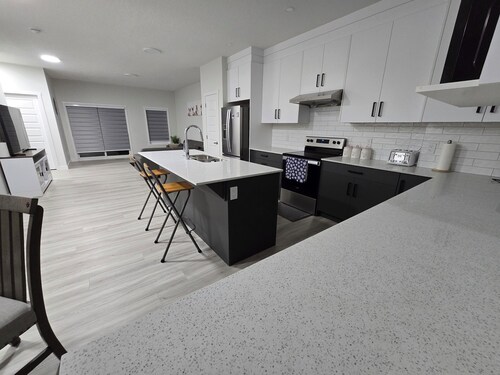Stylish Bedrooms 3 story townhome. Attached garage| 8 sleeps Near to YYC |