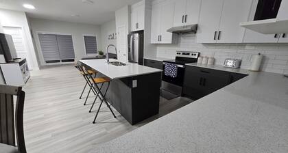 Stylish Bedrooms 3 story townhome. Attached garage| 8 sleeps Near to YYC |