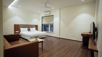 Escritorio, espacio para trabajar con laptop y wifi gratis