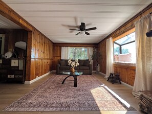 Interior - Tranquil 1-bedroom cabin in enchanting Twin Peaks perfect for getaway (Crestline)