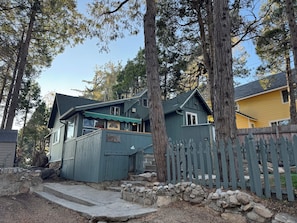 Exterior - Tranquil 1-bedroom cabin in enchanting Twin Peaks perfect for getaway (Crestline)