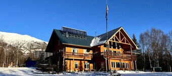 Spacious Lodge surrounded by trails at Government Peak