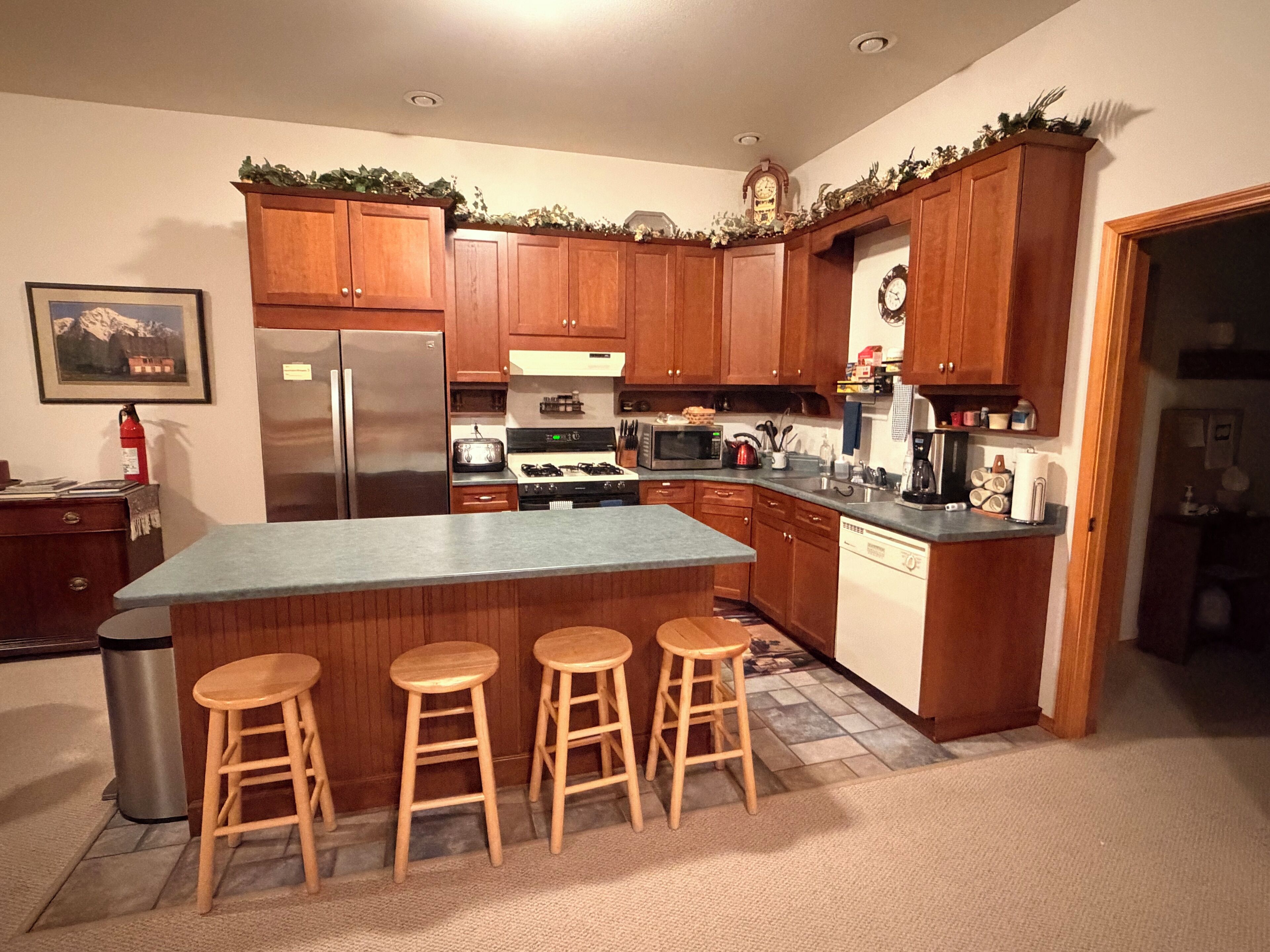 Réfrigérateur, four à micro-ondes, un four, surface de cuisson