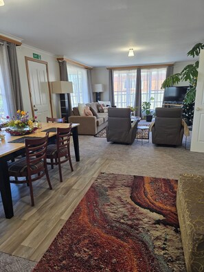 Interior - @ THE FLOWER BEDS
Walk to town and beach (Stanley)