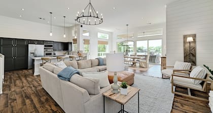 5BR Waterfront House w/ Private Pool & Hot Tubs