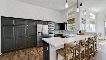 Réfrigérateur, micro-ondes, plaque de cuisson, lave-vaisselle