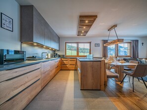 Een microgolfoven, een oven, een kookplaat, een vaatwasser