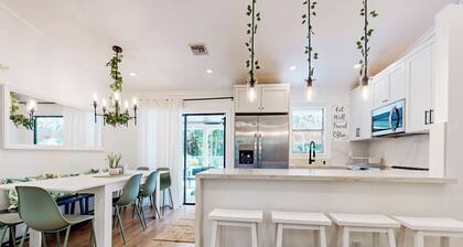 Relax Poolside! Family West Palm Beach Gem w/ Yard