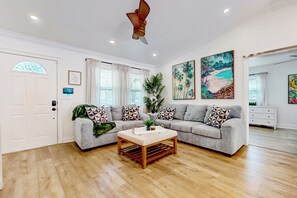 TV - Relax Poolside! Family West Palm Beach Gem w/ Yard (West Palm Beach)