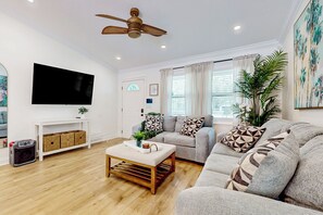 TV - Relax Poolside! Family West Palm Beach Gem w/ Yard (West Palm Beach)