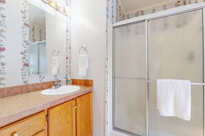 Hair dryer, towels - All-Season Base! 'Little River Retreat' in Boone (Sparta)