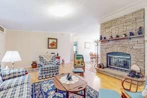 TV, fireplace