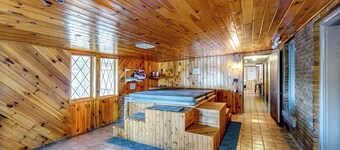 4BR Centrally Located Home - Hot Tub & Pool Table