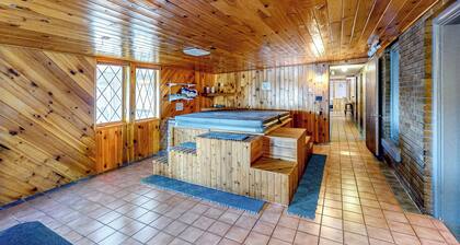 4BR Centrally Located Home - Hot Tub & Pool Table