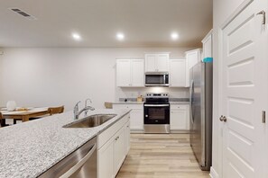 Fridge, microwave, stovetop, dishwasher - Steps to Sand & Surf! Family-Friendly PCB Retreat (Panama City Beach)