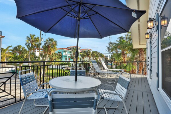 Outdoor dining - Steps to Sand! Holmes Beach Retreat w/ Gulf Views (Holmes Beach)