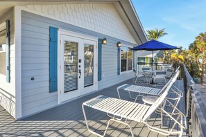 Outdoor dining - Steps to Sand! Holmes Beach Retreat w/ Gulf Views (Holmes Beach)