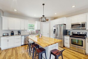 Fridge, microwave, stovetop, dishwasher - Fun on the Cove! Home w/ Dock & Foosball (Climax Springs)