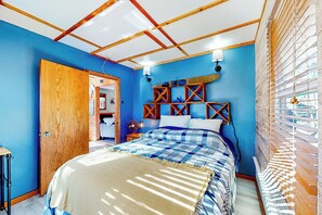 3 bedrooms, travel crib, internet, bed sheets