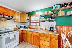 Fridge, microwave, stovetop, coffee/tea maker - Relax at 'The Cove' Waterfront Getaway (Eagle Rock)