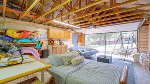 Una habitación con cama, escritorio y vistas al exterior.