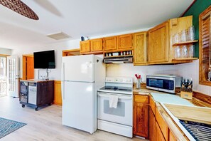 Kühlschrank, Mikrowelle, Herdplatte, Wasserkocher mit Kaffee-/Teezubehör