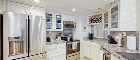 Frigorifero, microonde, piano cottura, lavastoviglie