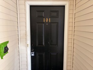 Interior - Clean 2 Br 6 Mins from NC STATE w Workspace Desk (Raleigh)
