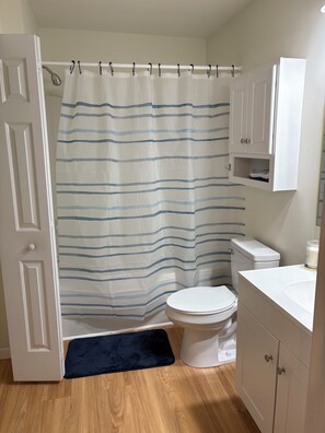 Towels, soap, toilet paper - Clean 2 Br 6 Mins from NC STATE w Workspace Desk (Raleigh)