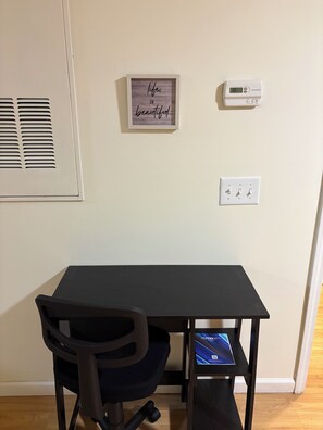 Interior - Clean 2 Br 6 Mins from NC STATE w Workspace Desk (Raleigh)