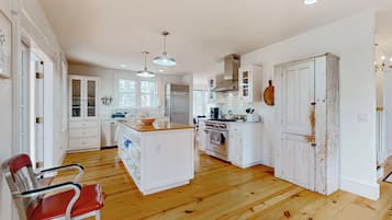 Refrigerador, microondas, placa de cocina, lavavajillas