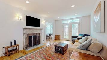 Televisión, chimenea y tenis de mesa