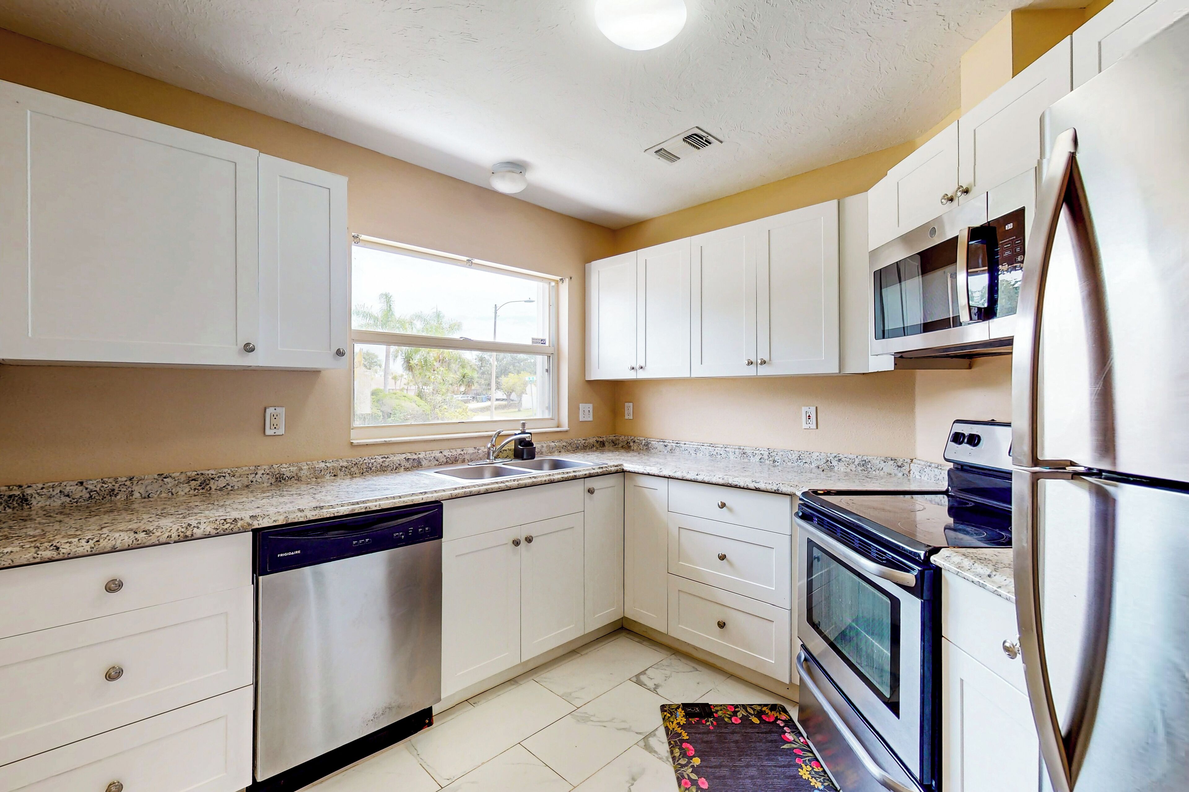 Kylskåp, mikrovågsugn, spishäll och diskmaskin