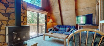 Sierra Nevada Hideaway: Cabin w/ Deck, Mtn Views