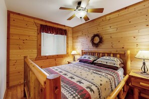 2 bedrooms, Internet, bed sheets - Adventure Basecamp! Three Bears Resort Retreat (Warrens)