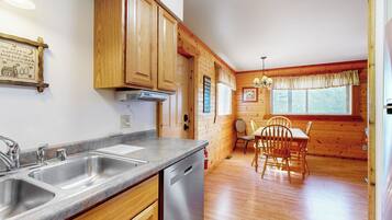 Frigorífico, microondas, placa de cocina y lavavajillas